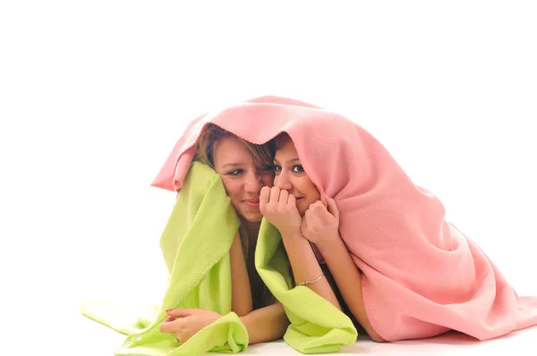 Νεαρά κορίτσια κάτω από κουβέρτες — Φωτογραφία Αρχείου