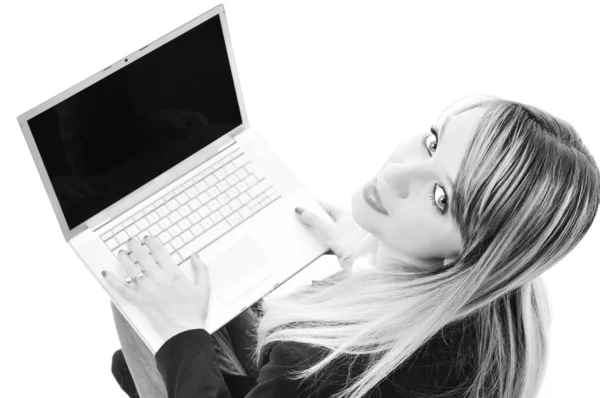 Chica trabajando en el ordenador portátil — Foto de Stock