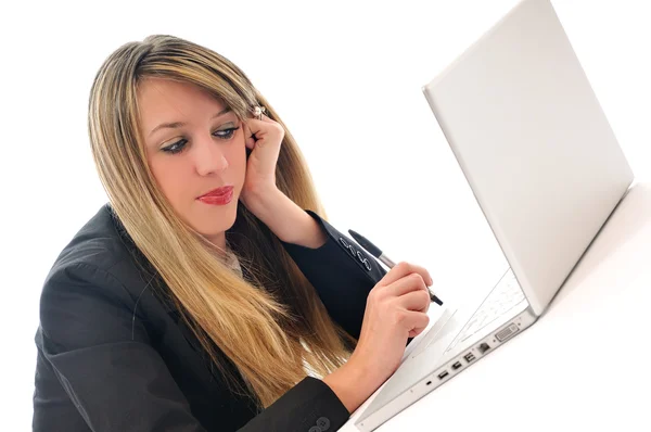 Chica trabajando en el ordenador portátil —  Fotos de Stock