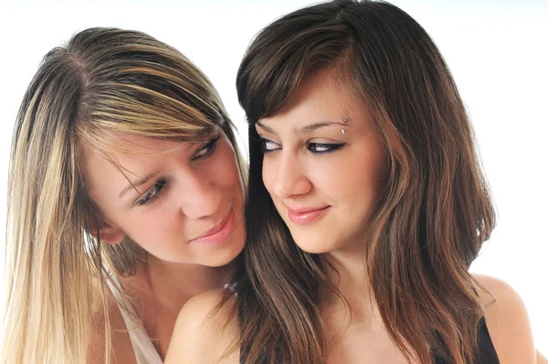 Zwei junge Mädchen isoliert auf weiß — Stockfoto