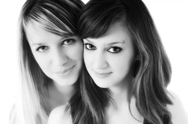 Zwei junge Mädchen isoliert auf weiß — Stockfoto