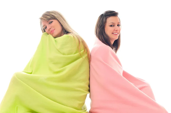 Meninas jovens sob cobertores — Fotografia de Stock