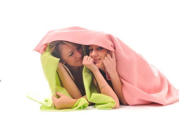 Jonge meisjes onder de dekens — Stockfoto
