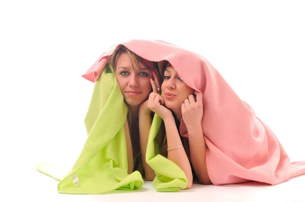 Chicas jóvenes bajo mantas — Foto de Stock