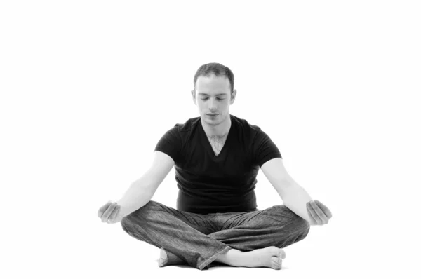 Jonge man in lotuspositie uitoefenen van yoga — Stockfoto