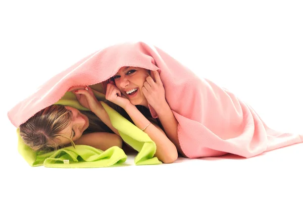 Junge Mädchen unter Decken — Stockfoto