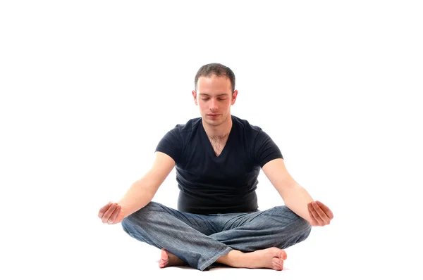 A fiatalember a lótusz helyzet gyakorló jóga — Stock Fotó