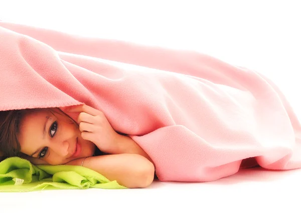 Junge Mädchen unter Decken — Stockfoto