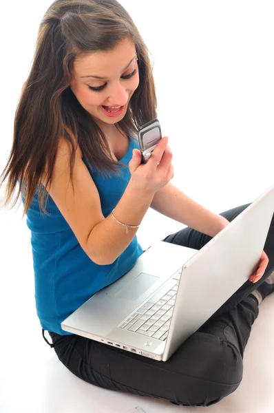 Chica trabajando en el ordenador portátil — Foto de Stock