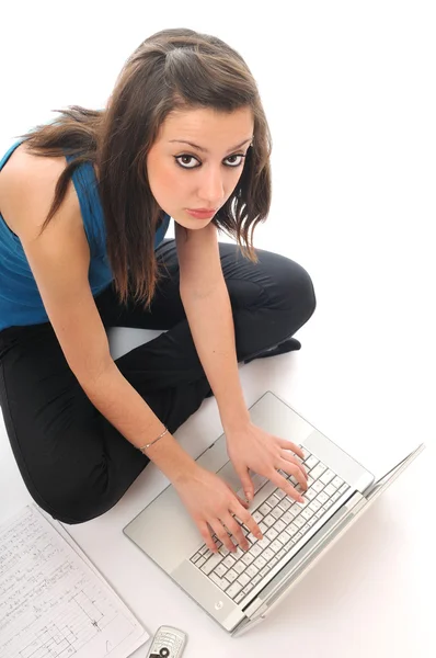 Dizüstü bilgisayarda çalışan kız — Stok fotoğraf