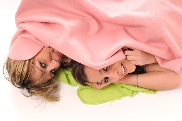 Νεαρά κορίτσια κάτω από την κουβέρτα χαμόγελο — Φωτογραφία Αρχείου