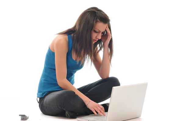 Jedna młoda dziewczyna pracy na laptopie na białym tle — Zdjęcie stockowe