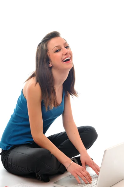 一名年轻女孩工作在笔记本电脑上孤立在白色 — 图库照片