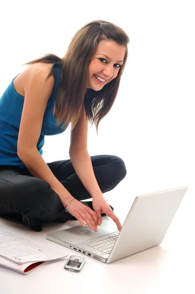 Une jeune fille travaille sur ordinateur portable isolé sur blanc — Photo