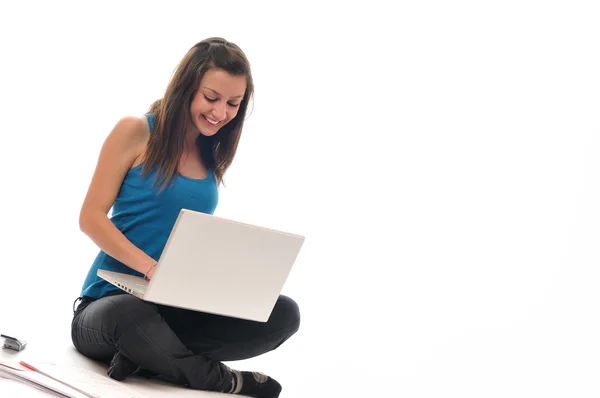 Una muchacha joven trabaja en el ordenador portátil aislado en blanco —  Fotos de Stock