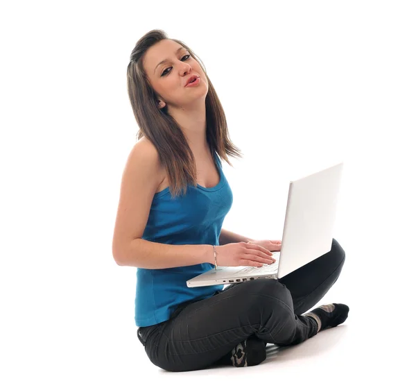 Ένα νεαρό κορίτσι εργασία στον φορητό υπολογιστή να απομονωθεί σε λευκό — Φωτογραφία Αρχείου