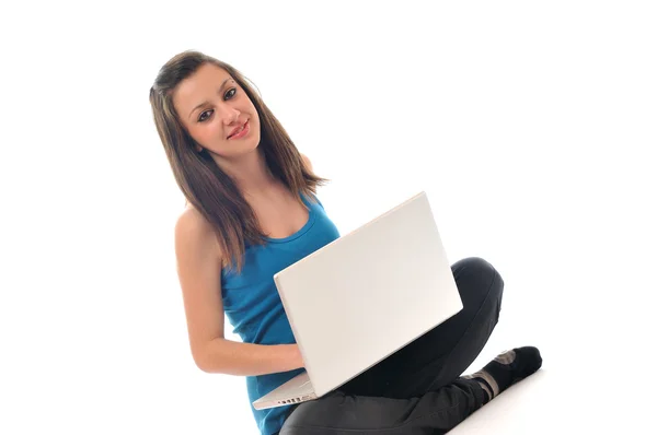 O fată tânără lucrează pe laptop izolat pe alb — Fotografie, imagine de stoc