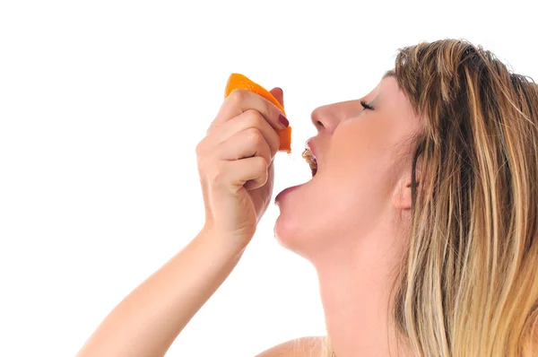 Retrato de mujer con naranja aislado en blanco —  Fotos de Stock