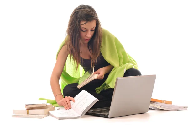 Jedna młoda dziewczyna pracy na laptopie na białym tle — Zdjęcie stockowe