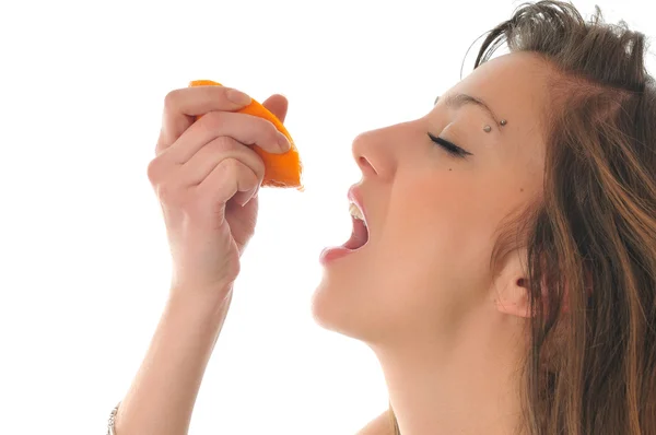 Frauenporträt mit Orange isoliert auf Weiß — Stockfoto