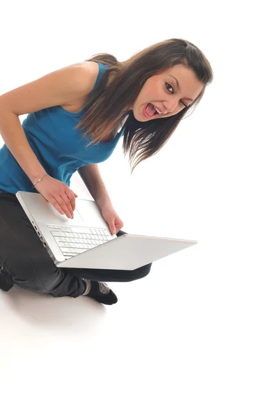Una muchacha joven trabaja en el ordenador portátil aislado en blanco — Foto de Stock
