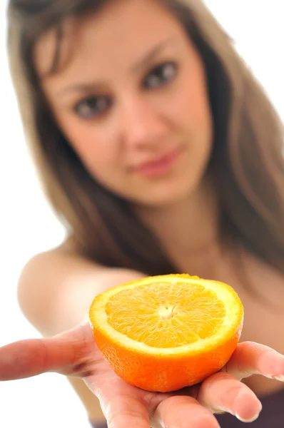 Mulher isolada em branco segurar laranja — Fotografia de Stock