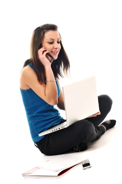 Een jong meisje werk op laptop geïsoleerd op wit — Stockfoto