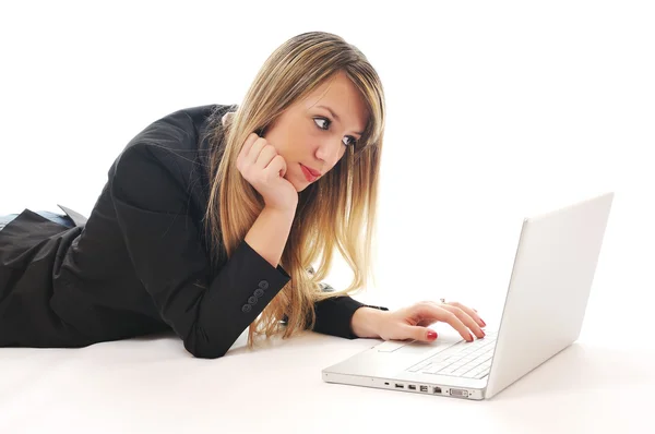 Meisje werk op laptop — Stockfoto