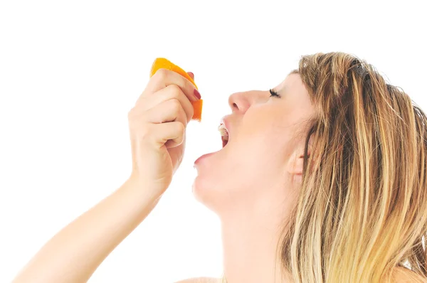 Retrato de mujer con naranja aislado en blanco — Foto de Stock