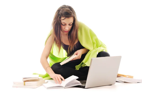 一名年轻女孩工作在笔记本电脑上孤立在白色 — 图库照片