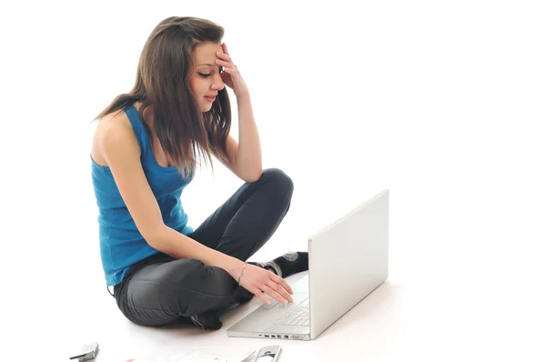 Una muchacha joven trabaja en el ordenador portátil aislado en blanco — Foto de Stock
