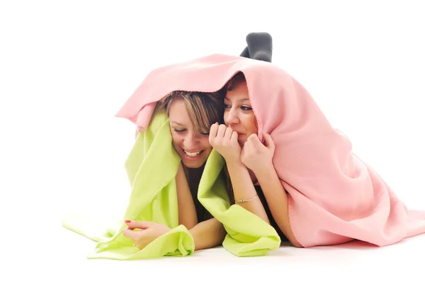 Chicas jóvenes bajo la manta sonrisa —  Fotos de Stock