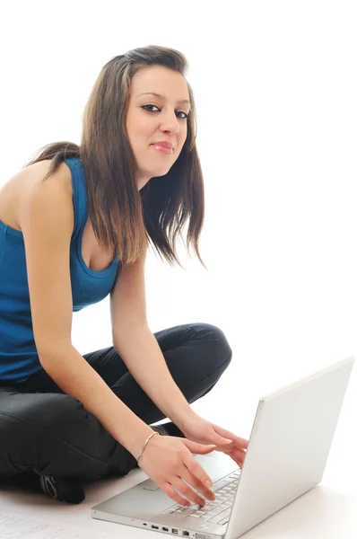Egy fiatal lány munka elszigetelt fehér laptop — Stock Fotó