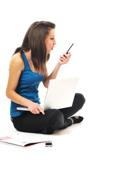 Una giovane ragazza lavora su laptop isolato su bianco — Foto Stock