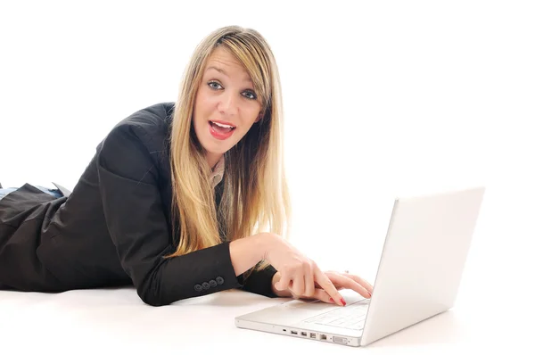 Uma jovem trabalha no laptop isolado no branco — Fotografia de Stock