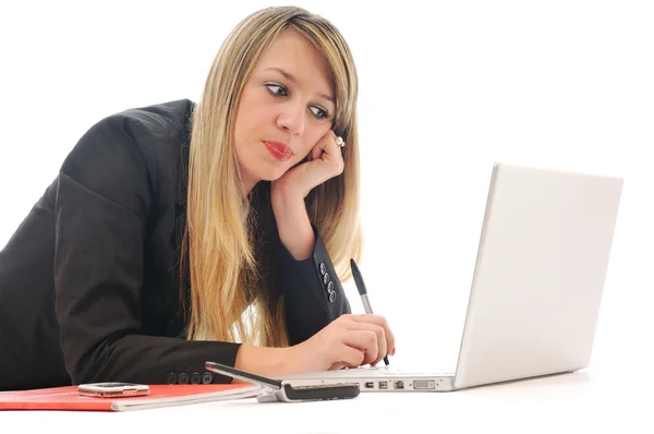 En ung flicka arbete på laptop isolerad på vit — Stockfoto