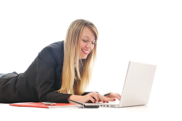 Ein junges Mädchen arbeitet am Laptop isoliert auf weiß — Stockfoto