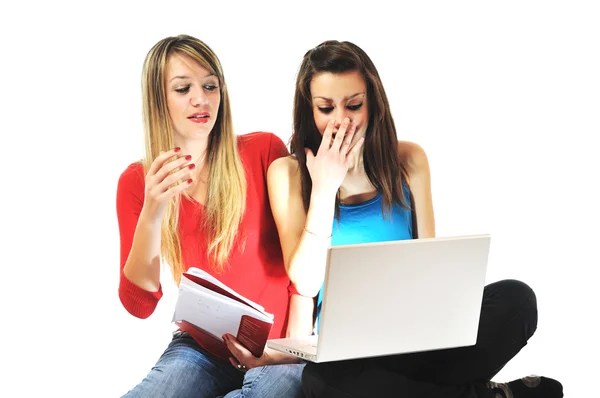 Deux filles travaillent sur ordinateur portable — Photo