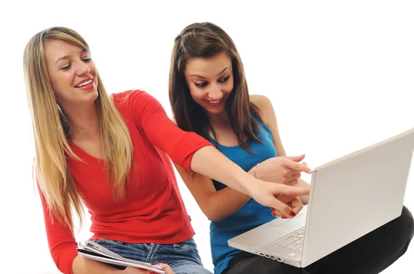 Δύο κορίτσι εργασία στον φορητό υπολογιστή — Φωτογραφία Αρχείου