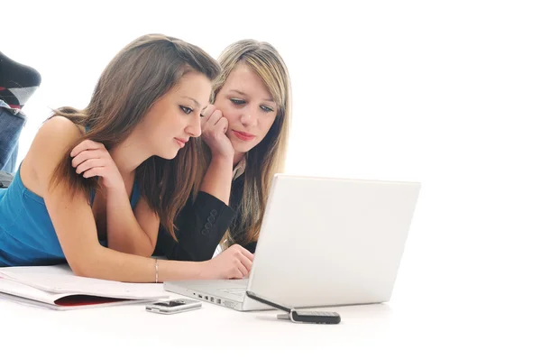 Två flickor arbete på laptop — Stockfoto
