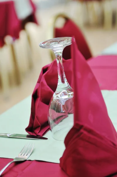 Restaurant tafel met leeg glas wijn — Stockfoto