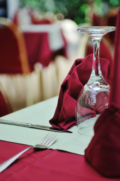 Restaurace tabulka s prázdné sklenice na víno — Stock fotografie