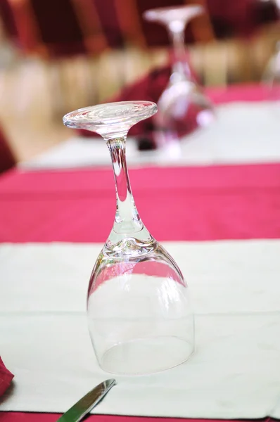 Tavolo ristorante con bicchiere di vino vuoto — Foto Stock