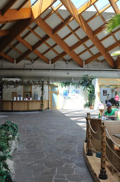 熱帯の屋内のレストラン — ストック写真