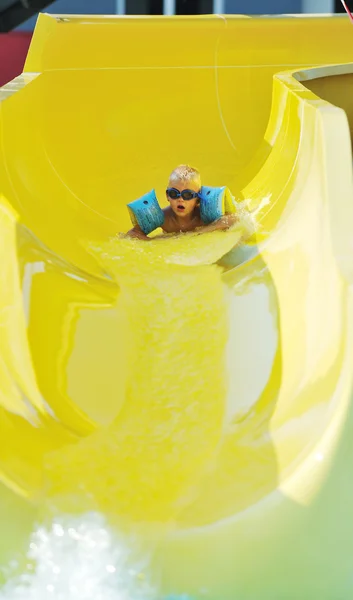 옥외 수영장에서 즐길 수있는 물 슬라이드 — 스톡 사진