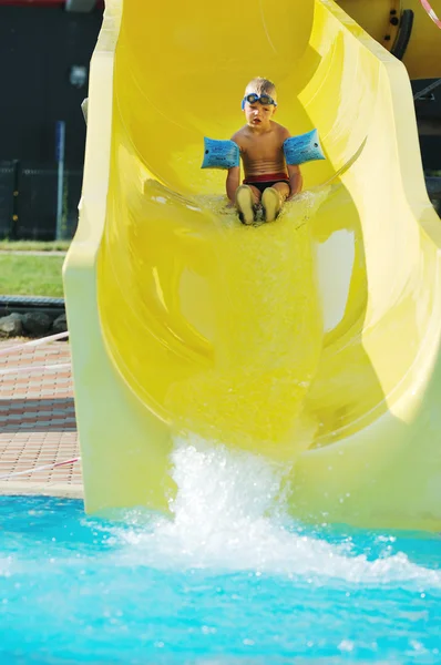 Vízi csúszda szórakoztató szabadtéri medencében — Stock Fotó