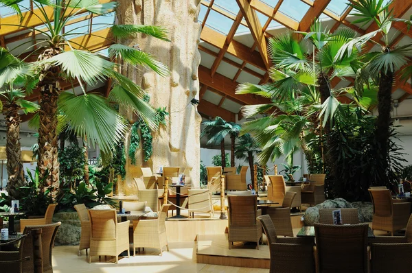 Restaurante tropical interior — Fotografia de Stock