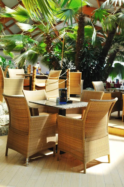 Tropisches Restaurant drinnen — Stockfoto