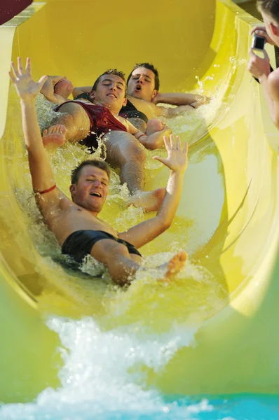 Ragazza divertirsi sullo scivolo d'acqua a nuoto all'aperto — Foto Stock