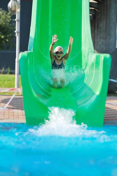 Κορίτσι να διασκεδάσουν σε νερό διαφάνεια σε εξωτερική swimmin — Φωτογραφία Αρχείου